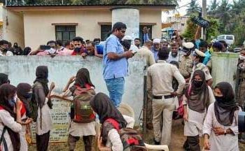 کرناٹک: حجاب پہن کر اسکول آئیں طالبات کو گھر بھیجا، والدین کا احتجاج