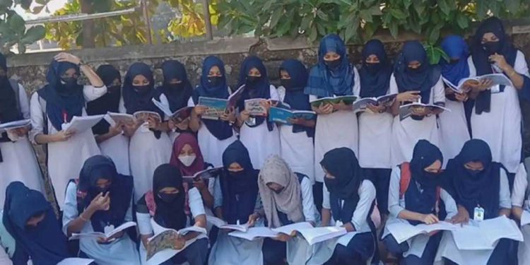 کرناٹک: طالبات کی حمایت میں ’حجاب ہمارا حق ہے‘ ٹرینڈ