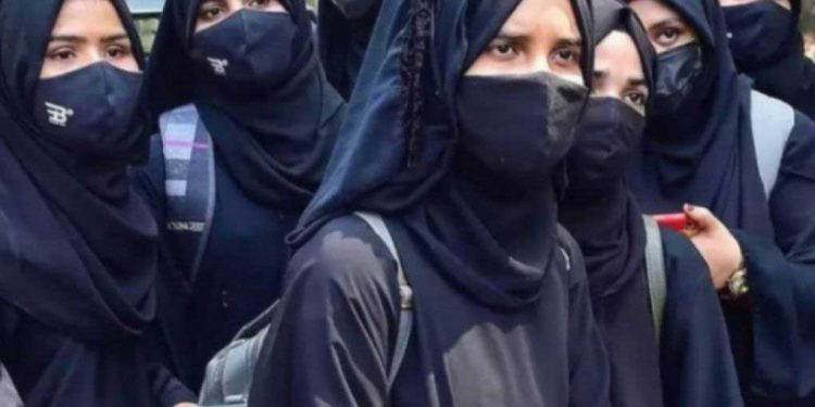 کرناٹک :ٹیچرحجاب پہن سکتی ہیں، عبوری پابندی کاحکم صرف طلبہ کےلئے : ہائی کورٹ
