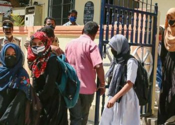 حجاب تنازع پر کرناٹک کے کالجوں میں کشیدگی جاری،وزیر داخلہ کی وزیر اعلیٰ سے ملاقات