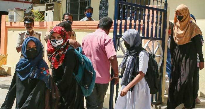 حجاب تنازع پر کرناٹک کے کالجوں میں کشیدگی جاری،وزیر داخلہ کی وزیر اعلیٰ سے ملاقات