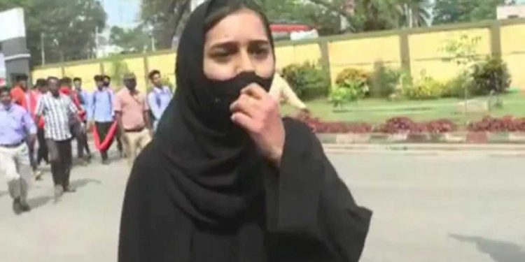 مسکان نے کہا:’حجاب ہماری شناخت،تعلیم اور احتجاج جاری رہے گا،خوفزدہ نہیں ہوں‘
