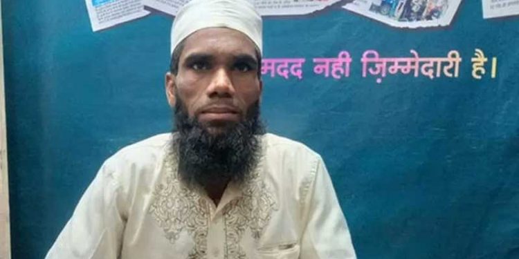 انسانیت کی مثال ! محمد محبوب جو اسنیہا کو بچانے کے لیے چلتی ٹرین کے نیچے چلے گئے