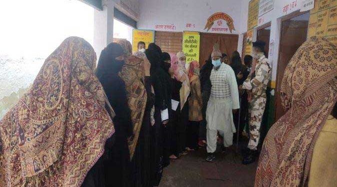 فتح پور سیکری میں مسلم ووٹروں کو ووٹ ڈالنے سے روکنے کا الزام، فتح آباد میں بھی تنازع