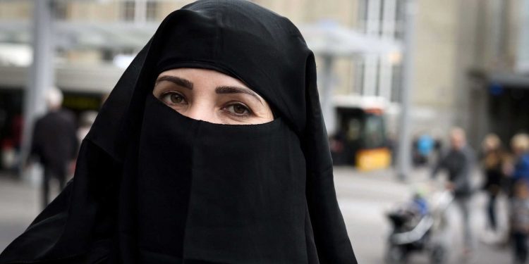 پردے کی آڑمیں سیاست!