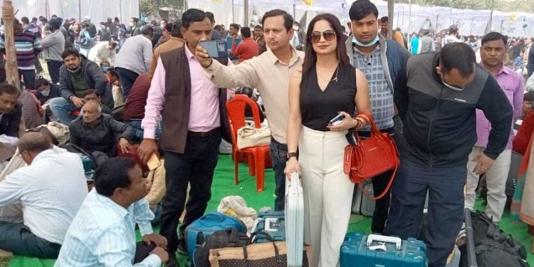 یوپی انتخابات: لکھنؤ میں نئے لک میں نظر آئیں پولنگ افسر !
