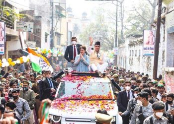 رام پور میں پرینکا گاندھی کا روڈ شو، لوگوں نے برسائے پھول