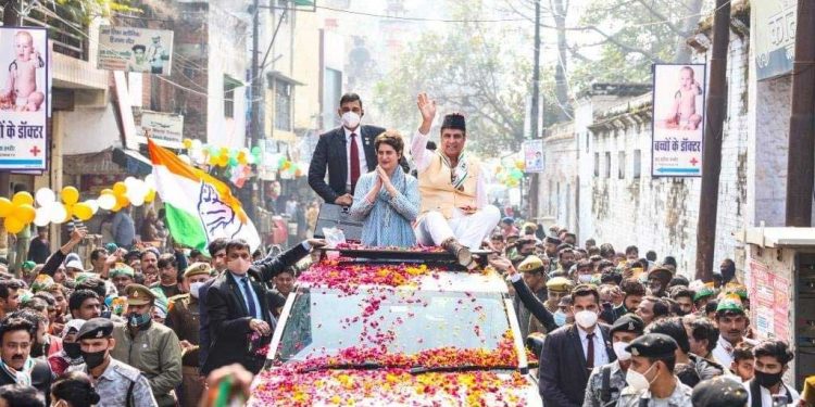 رام پور میں پرینکا گاندھی کا روڈ شو، لوگوں نے برسائے پھول