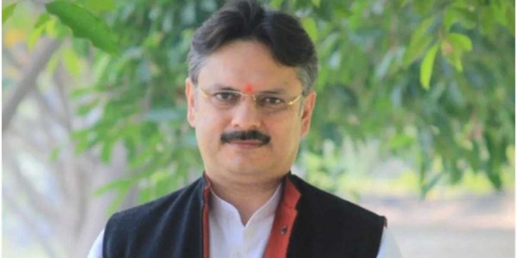 ’وی آر ایس‘ لیے 24 گھنٹہ بھی نہیں ہوا اور مل گیا بی جے پی کا ٹکٹ