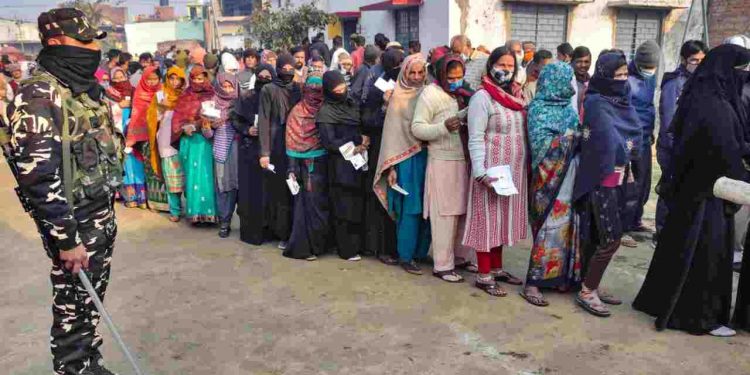 پانچویں مرحلے میں61 سیٹوں کےلئے 55فیصد ووٹنگ، ڈپٹی سی ایم کی قسمت ای وی ایم میں قید