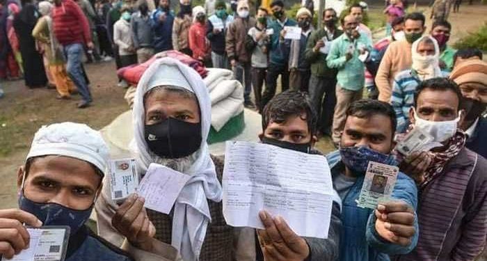 یوپی الیکشن 2022-: دوسرے مرحلے کی ووٹنگ جاری، ایس پی نے ای وی ایم میں خراب کی شکایت کی