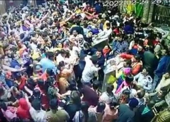 متھرا: ورنداون کےمندر میں سیکورٹی اہلکاروں کے ذریعہ عقیدتمندوں کی پٹائی