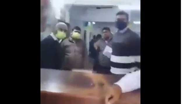 اب بہارکے سرکاری بینک میں باحجاب لڑکی کو پیسے نکالنے سے روکا گیا