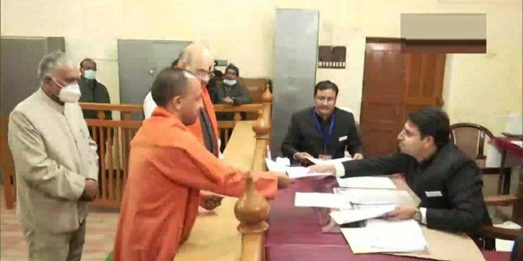 یوگی آدتیہ ناتھ نے داخل کیا پرچہ نامزدگی، سوا کلو سونےکی تھال سے سی ایم کاٹیکہ