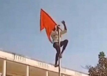 حجاب کی مخالفت میں حد سے گزرگئے ،ترنگا ہٹاکر بھگوا لہرایا