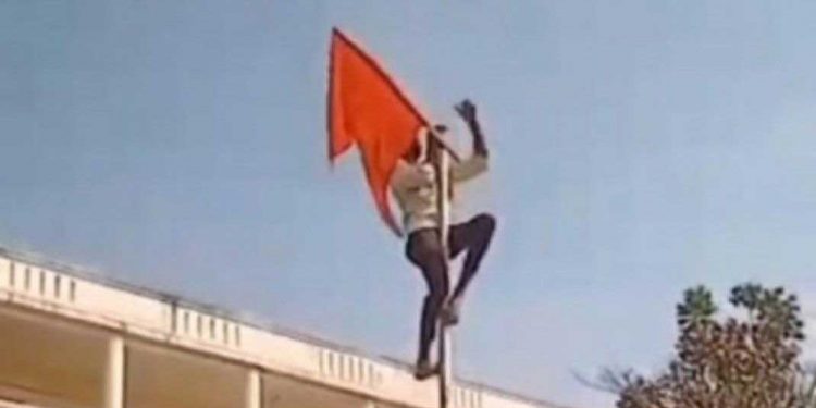 حجاب کی مخالفت میں حد سے گزرگئے ،ترنگا ہٹاکر بھگوا لہرایا
