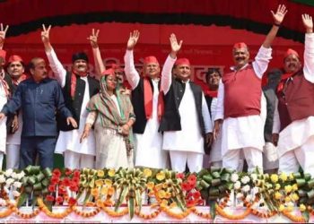 اکھلیش نے کہا:بارہویں کےبعدانٹر کرار رہے ہیں، شکرہےدسویں نہیں کراتے!