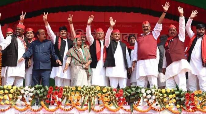 اکھلیش نے کہا:بارہویں کےبعدانٹر کرار رہے ہیں، شکرہےدسویں نہیں کراتے!