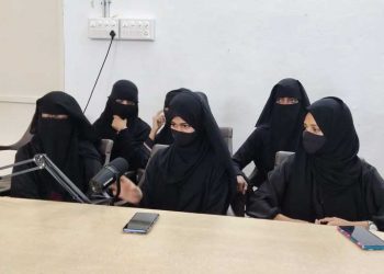حجاب تنازع:مسلم لڑکیوں پر دوہرا بوجھ