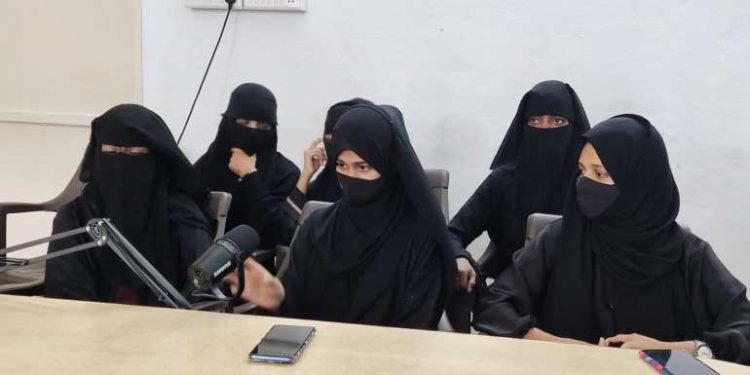 حجاب تنازع:مسلم لڑکیوں پر دوہرا بوجھ