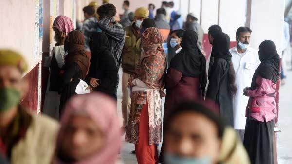 کانپور :حجاب اتارنے پر خواتین ووٹرز اور انتخابی کارکنوں کے درمیان نوک جھونک