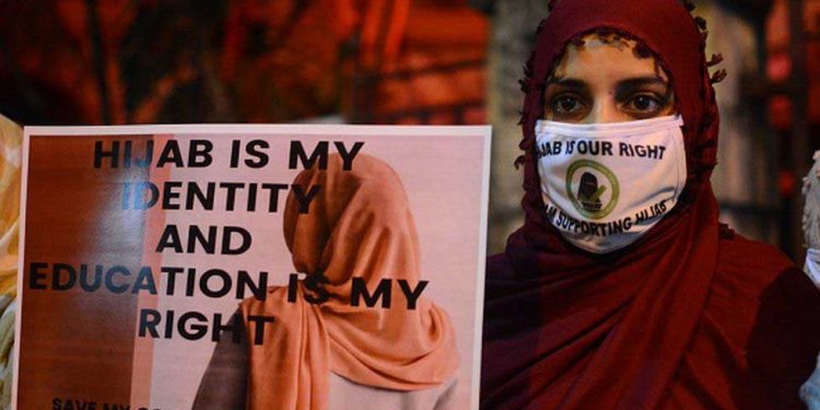 مسجدوں سے اعلان کردیں ہم حجاب اتار دیں گے!، علمائے کرام کی خاموشی پر باحجاب طالبات ناراض