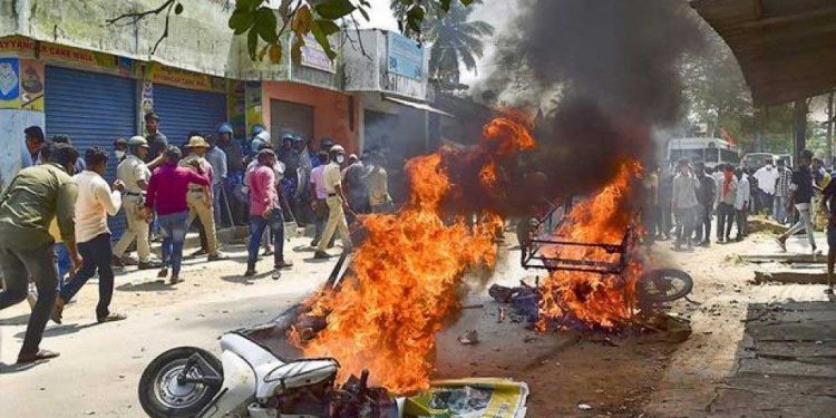 کرناٹک:شیموگہ میں تشدد جاری، گھروں پر پتھراؤ، حجاب پر پابندی کو چیلنج کرنے والی طالبہ کے بھائی پر حملہ
