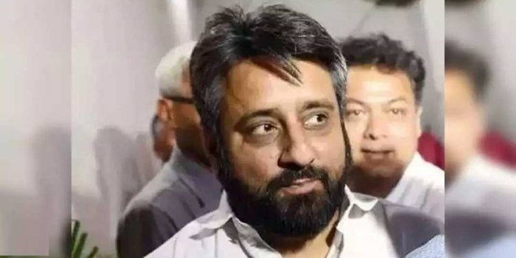 دہلی وقف بورڈ کے چیئرمین امانت للہ خاں کے خلاف بغاوت کی آواز بلند