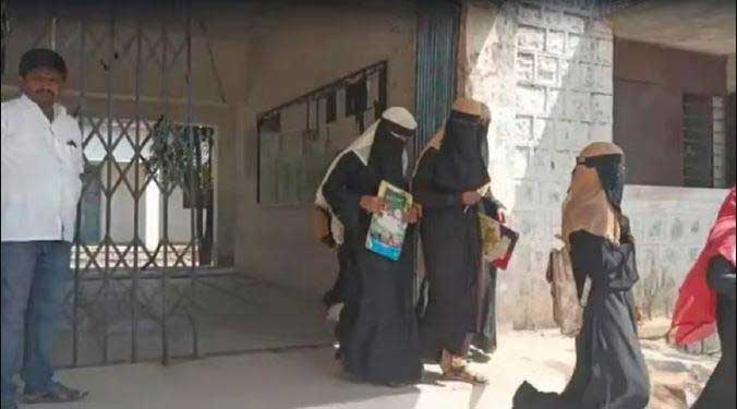 حجاب پر پابندی: عدالت کے فیصلے کے بعد کرناٹک میں امتحانات کا بائیکاٹ