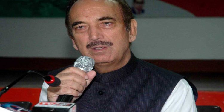 کانگریس لیڈر شپ کو چاپلوسوں نے گھیر لیا ہے:غلام نبی آزاد