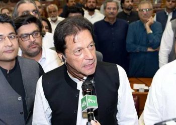 تحریک عدم اعتماد پارلیمنٹ میں پیش ،عمران خان کی کرسی ڈانواڈول