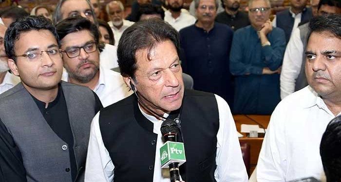 تحریک عدم اعتماد پارلیمنٹ میں پیش ،عمران خان کی کرسی ڈانواڈول