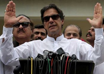 مشکل میں گھرے عمران عوام سے تعاون کے خواہاں