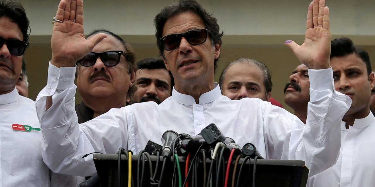 مشکل میں گھرے عمران عوام سے تعاون کے خواہاں