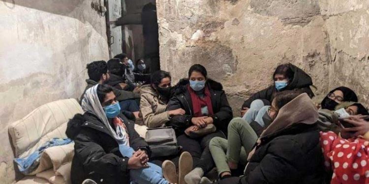 کیسے نکل پائیں گےیوکرین کے شہروں میں پھنسے ہندوستانی طلباء