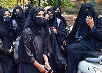 کرناٹک: حجاب تنازع میں 3 اساتذہ معطل، طالبات کو امتحان ہال میں برقع پہننے کی اجازت دینے کا الزام
