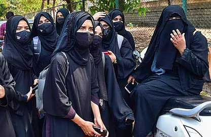 کرناٹک: حجاب تنازع میں 3 اساتذہ معطل، طالبات کو امتحان ہال میں برقع پہننے کی اجازت دینے کا الزام