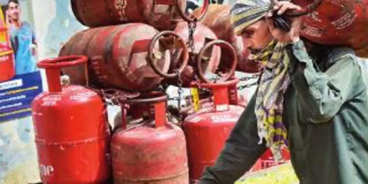 عوام پر مہنگائی کی مار: ایل پی جی سلنڈر کے دام میں اضافہ