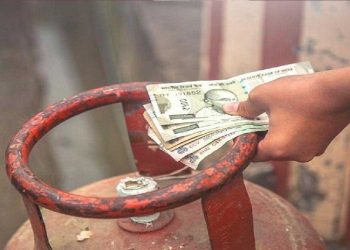 مہنگائی کی ایک اور مار! کمرشیل ایل پی جی سلنڈرکی قیمتوں میں 105 روپے کا اضافہ