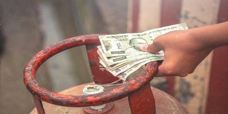 مہنگائی کی ایک اور مار! کمرشیل ایل پی جی سلنڈرکی قیمتوں میں 105 روپے کا اضافہ