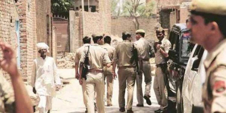 امروہہ میں فرقہ وارانہ تشدد، ہولی پر مسجد کے پاس نماز کے دوران گانا بجایا