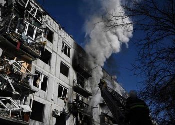 یوکرین : شہر خارکیف میں روس کا بڑا میزائل حملہ، عمارتیں منہدم اور گاڑیاں تباہ