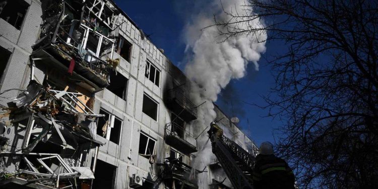 یوکرین : شہر خارکیف میں روس کا بڑا میزائل حملہ، عمارتیں منہدم اور گاڑیاں تباہ