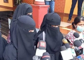 حجاب کے خلاف بوئی جانے والی نفرت کے سبب ہماری امیدیں ختم ہو گئیں، عرضی گزار طالبہ