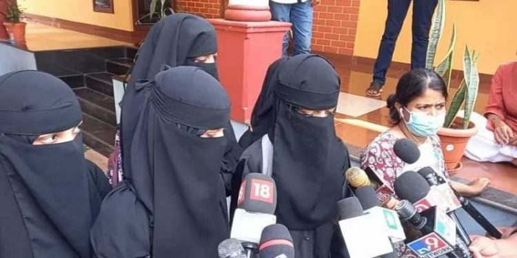حجاب کے خلاف بوئی جانے والی نفرت کے سبب ہماری امیدیں ختم ہو گئیں، عرضی گزار طالبہ