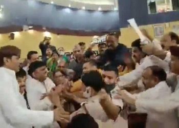 کشمیر فائلز پر دہلی نگر گم میں ہنگامہ،آپ اور بی جے پی میں مارپیٹ