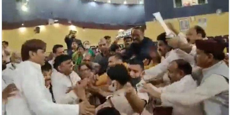 کشمیر فائلز پر دہلی نگر گم میں ہنگامہ،آپ اور بی جے پی میں مارپیٹ