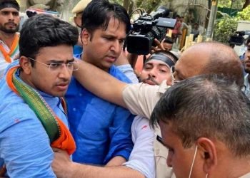 کشمیر فائلز: کیجریوال کے گھر کے باہر بی جے پی کا پرتشدد ہنگامہ، توڑ پھوڑ