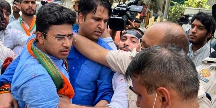 کشمیر فائلز: کیجریوال کے گھر کے باہر بی جے پی کا پرتشدد ہنگامہ، توڑ پھوڑ