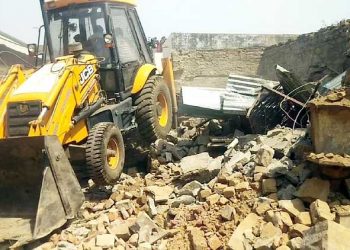 اتر پردیش میں مدرسہ اور مکانوں پر چلایا گیا بلڈوزر